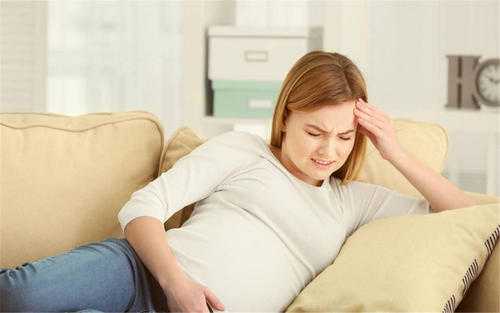 婴儿胀气困扰着许多新手妈妈，妈妈们该如何应对胀气婴儿的日常饮食？